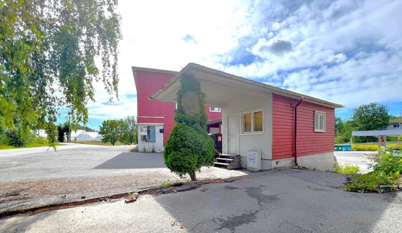 Fløy med snekkerverksted Galleribilde