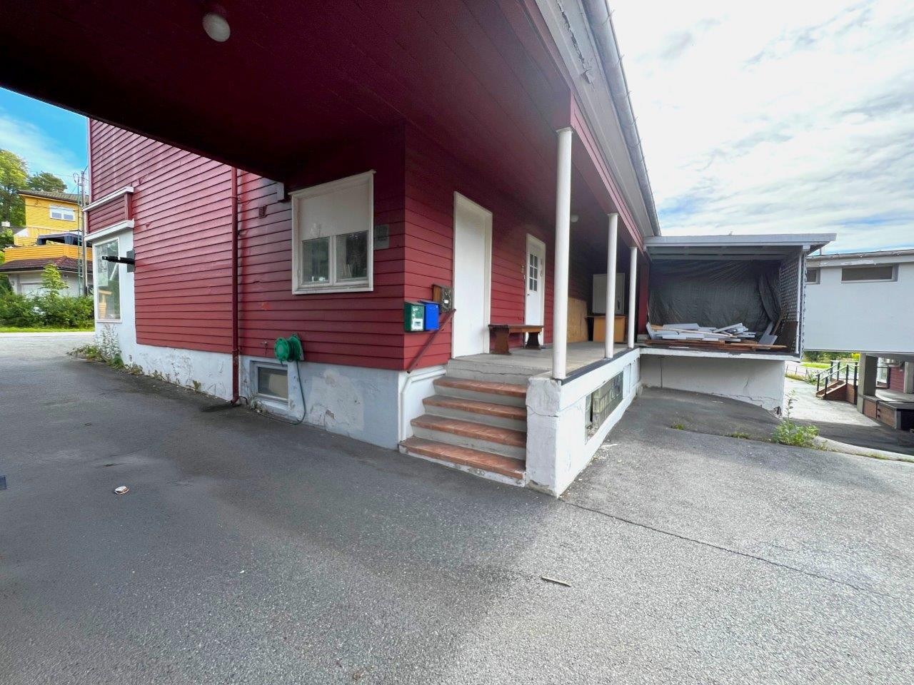 Rampe til butikk og inngang til trapperom m/adkomst opp til leilighet nr. 2 i 2. etasje + loft mv. Galleribilde