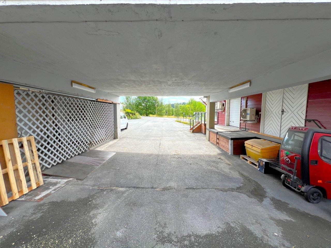 Mellomgang mellom hoveddel og sidebygning Galleribilde