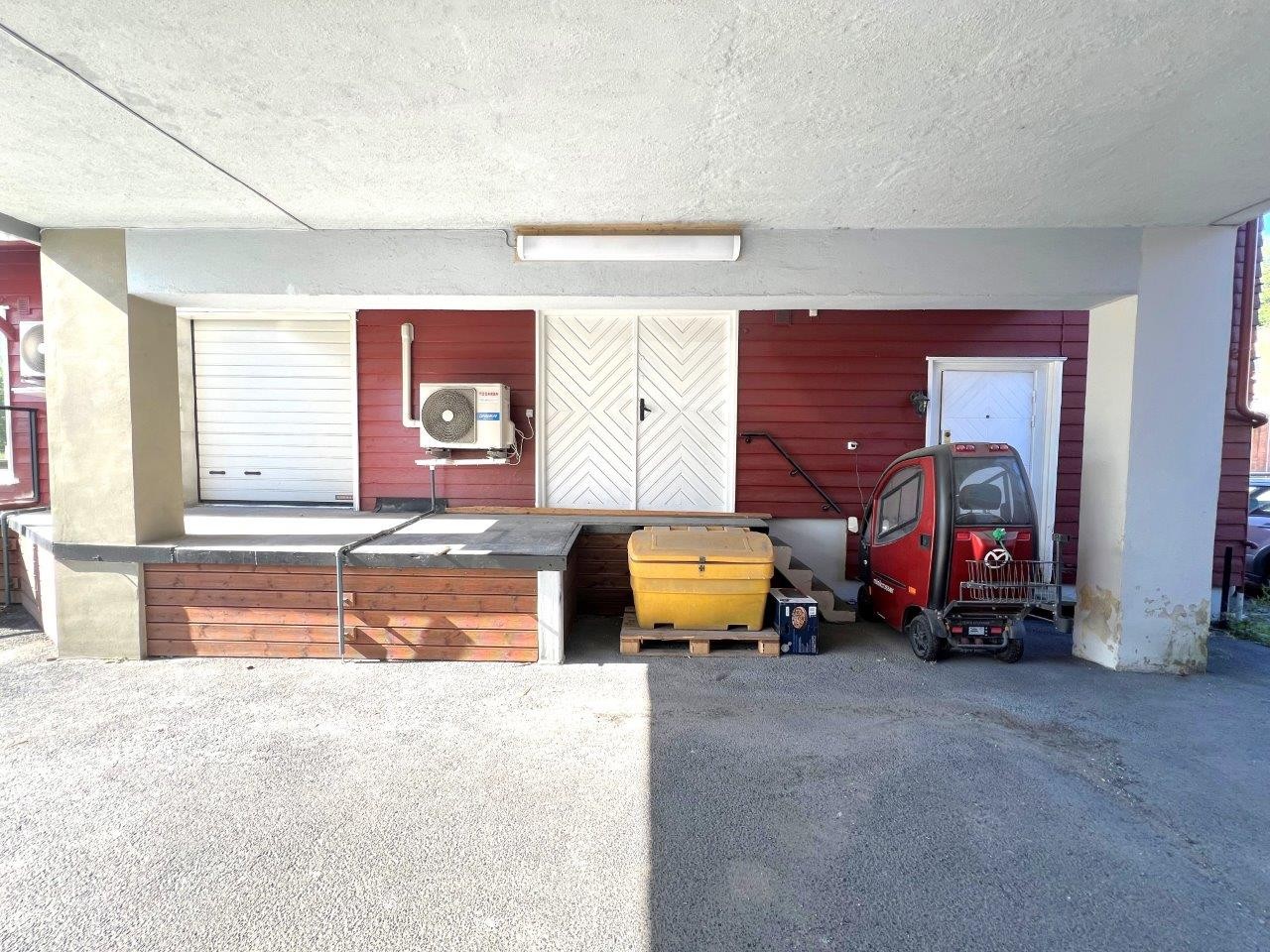 Mellomgang mellom hoveddel og sidebygning Galleribilde