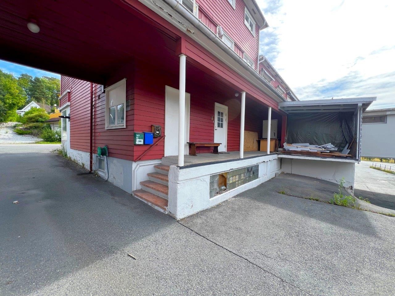 Rampe til butikk og inngang til trapperom m/adkomst opp til leilighet nr. 2 i 2. etasje + loft mv. Galleribilde