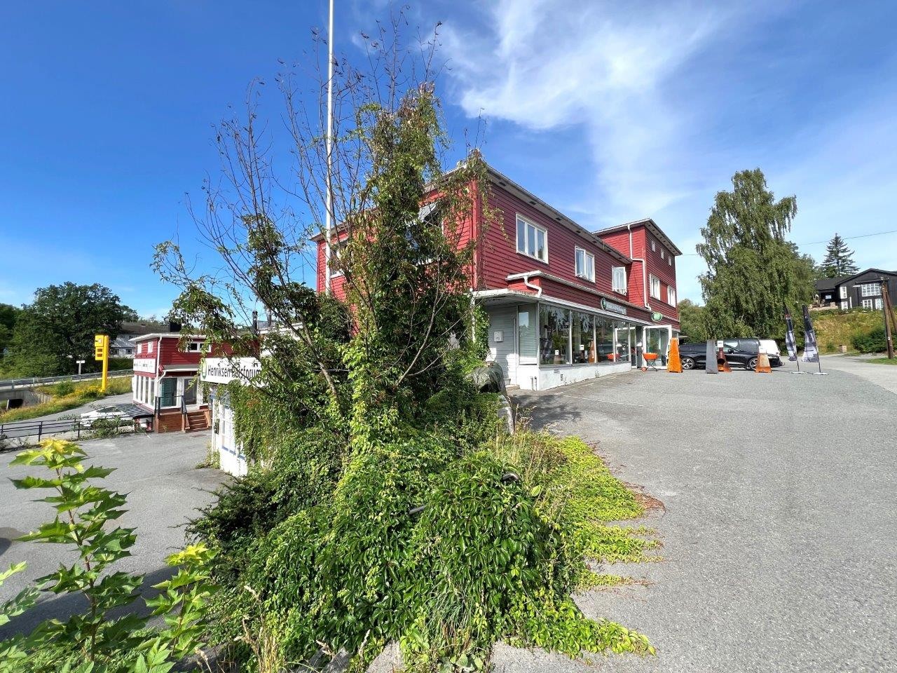 Smedsvingen 6 / Sentralt beliggende kombinert bolig- og næringseiendom m/fin eksponering og gode parkeringsforhold Galleribilde