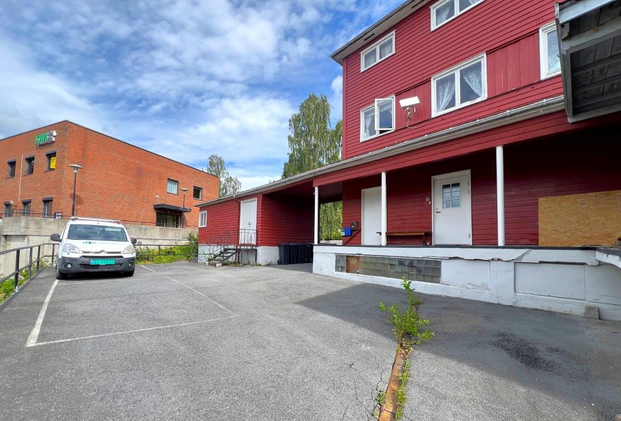 Rampe til butikk og inngang til trapperom m/adkomst opp til leilighet nr. 2 i 2. etasje + loft mv. Galleribilde