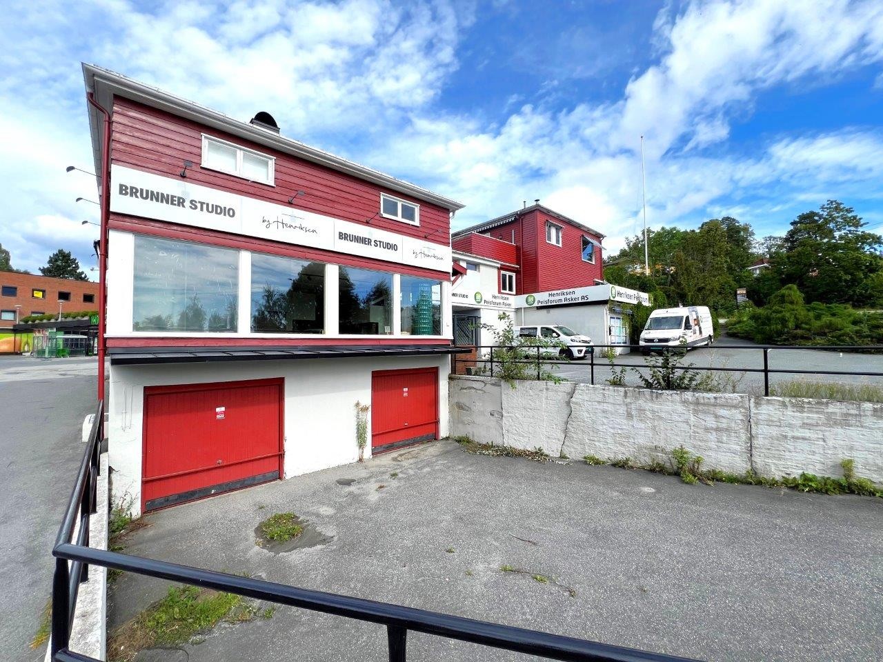 To garasjer med innenforliggende verkstedsrom Galleribilde