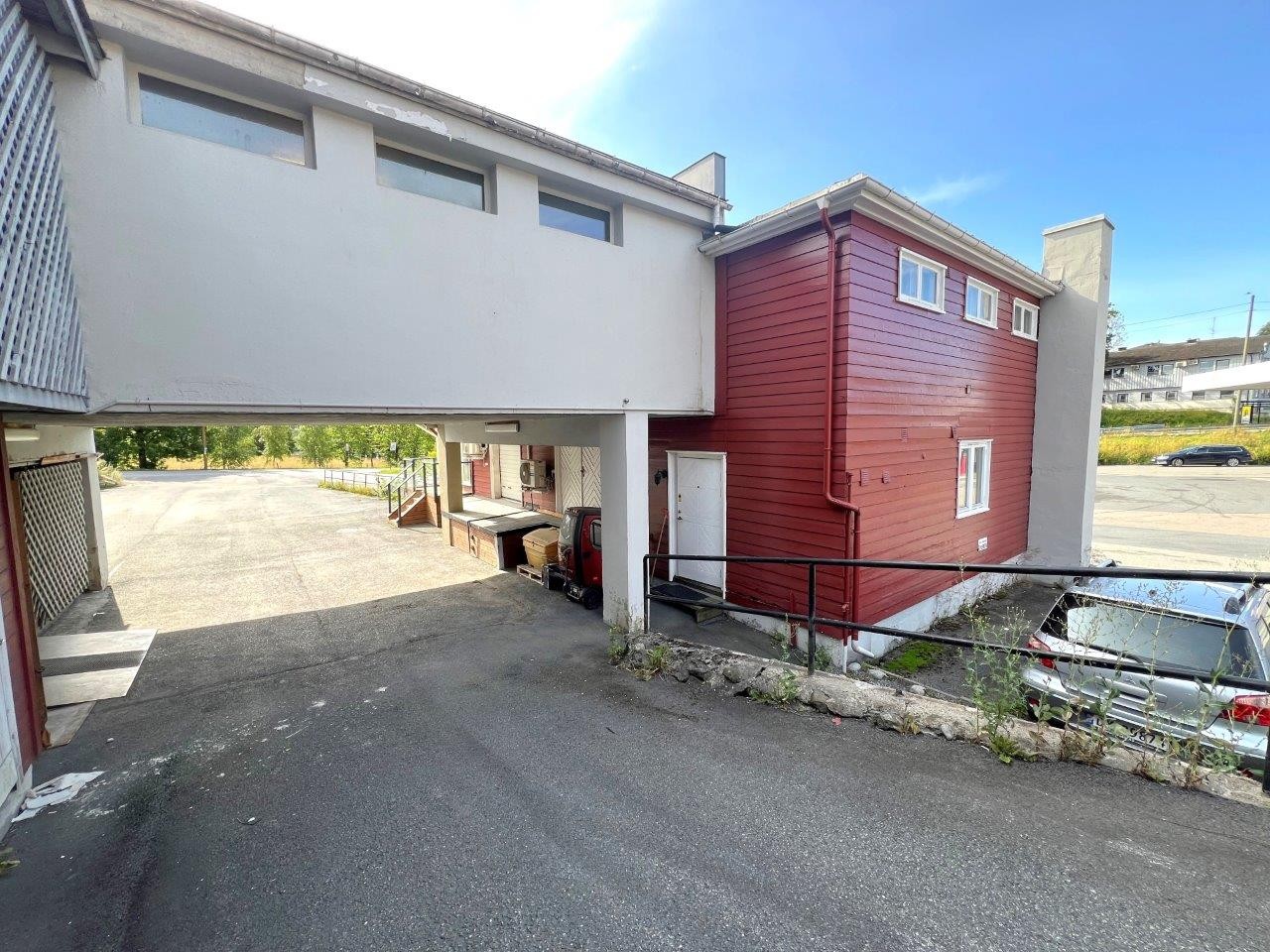 Sidebygning med butikklokale og leilighet Galleribilde