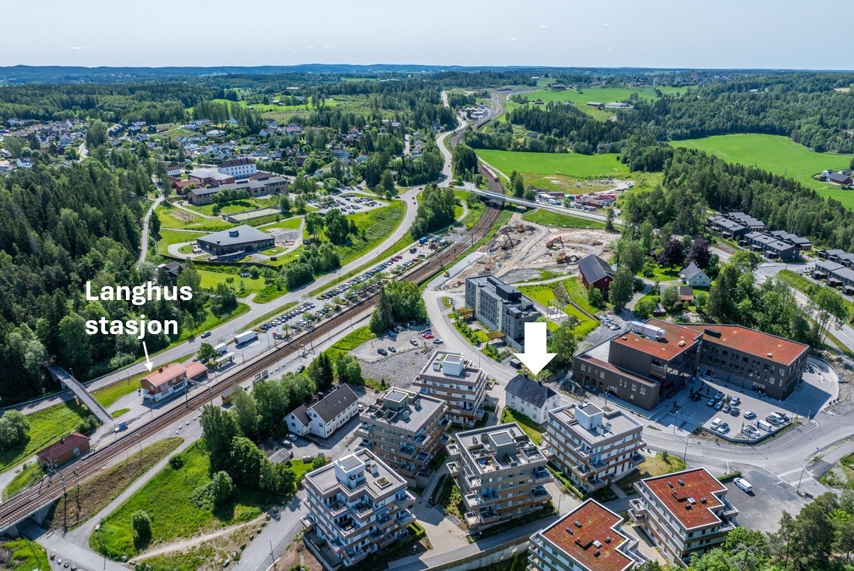 Sentralt beliggende ved Langhus stasjon, med kort vei til E6 og svært gode kollektivforbindelser. Galleribilde