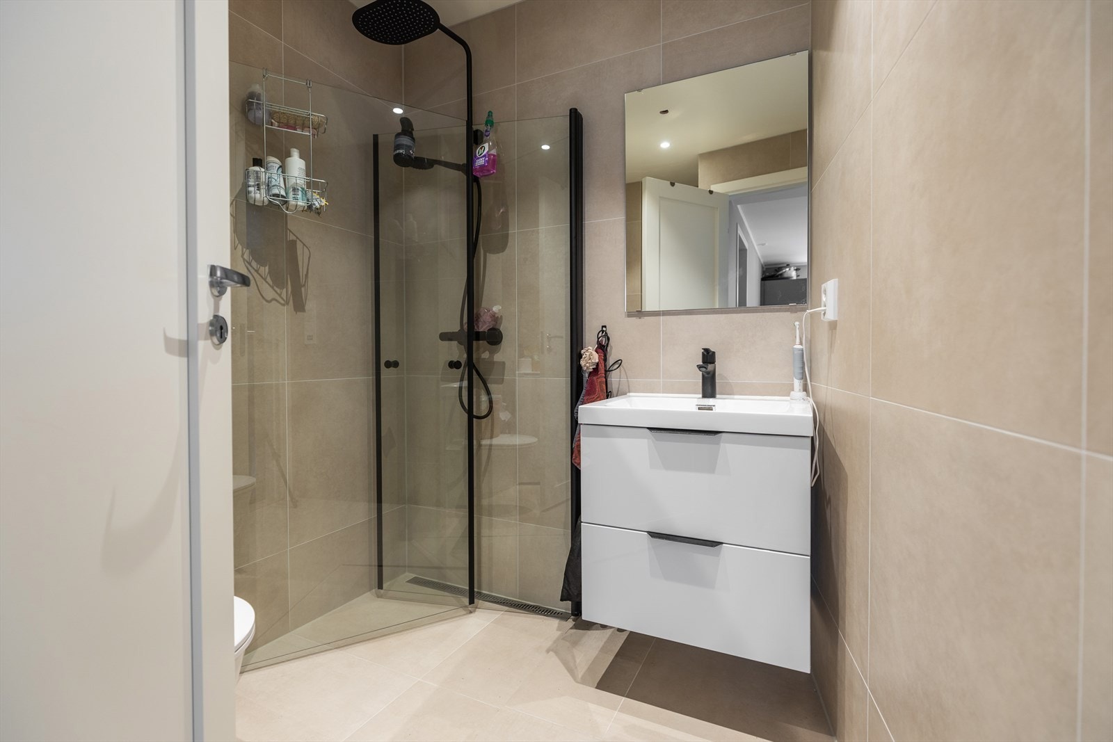 2 leiligheter i 2. etasje er utleid. Galleribilde