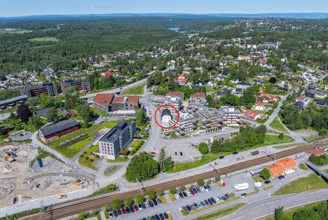 Området er i sterk utvikling med nytt nærsenter i Parkveien, dagligvare, treningssenter og servicefunksjoner. Galleribilde