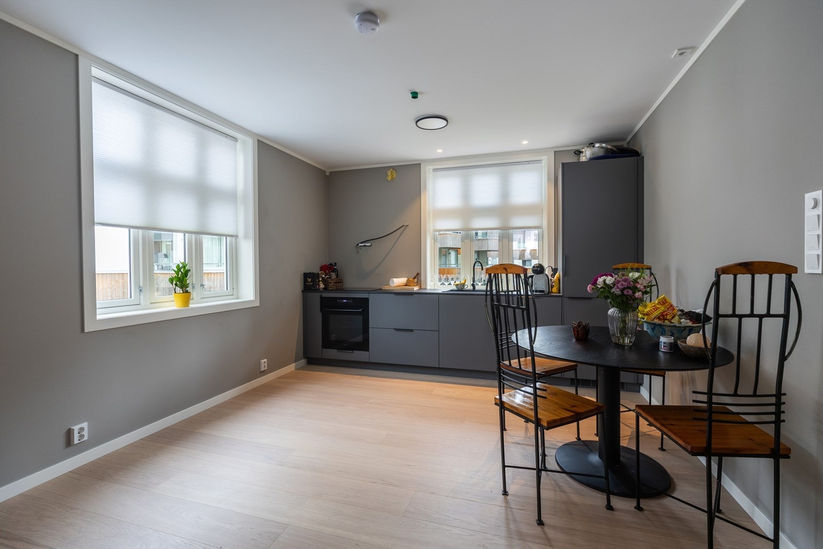 2 leiligheter i 2. etasje er utleid. Galleribilde