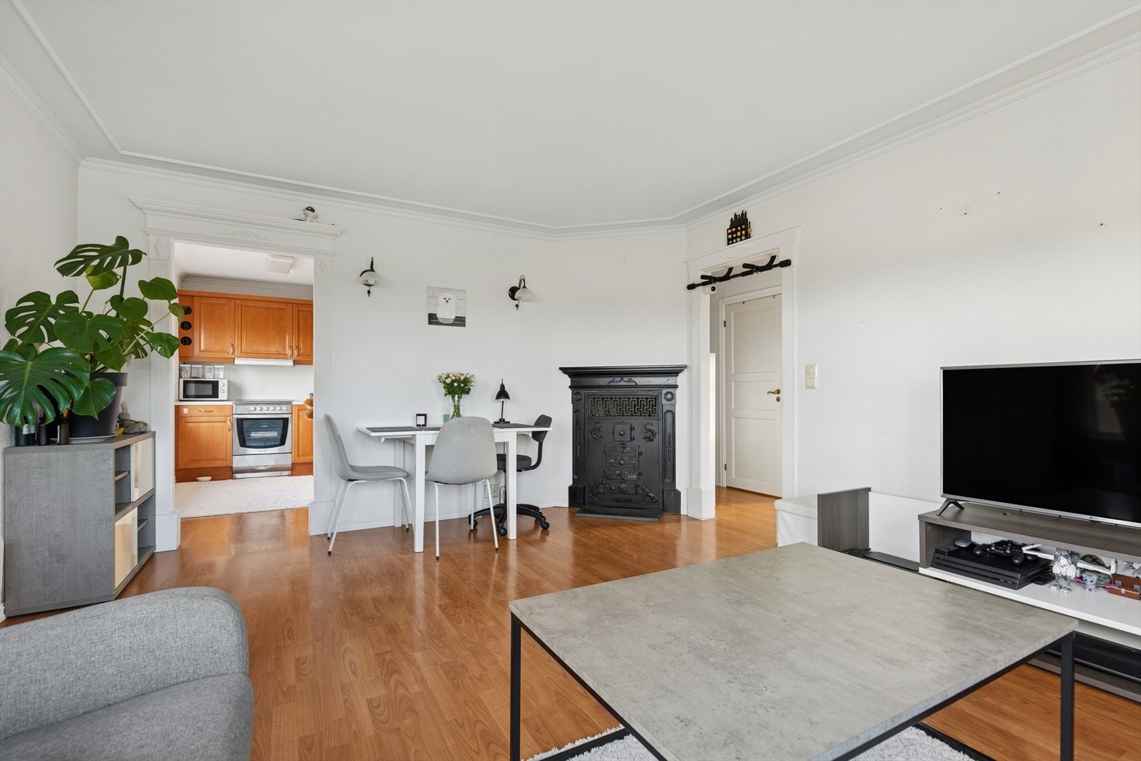 Boligen i 2. etasje har en praktisk og god planløsning med store rom og klassiske detaljer. Galleribilde