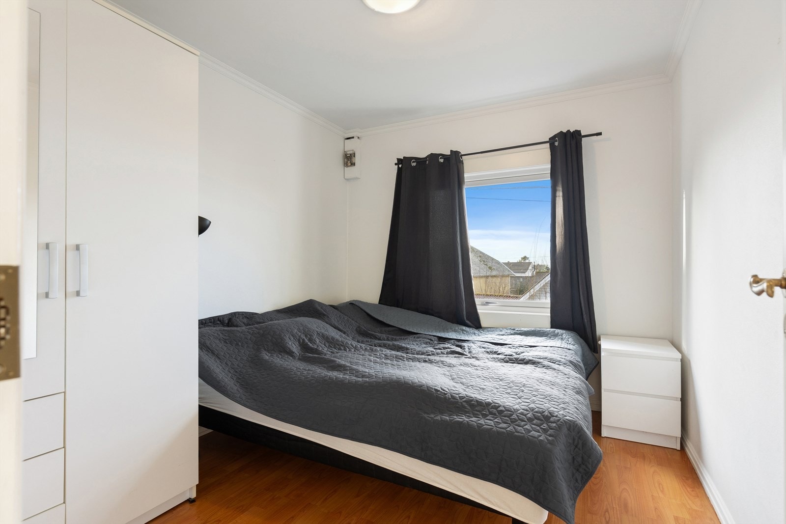 Romslig soverom med god plass til dobbeltseng og garderobe. Galleribilde