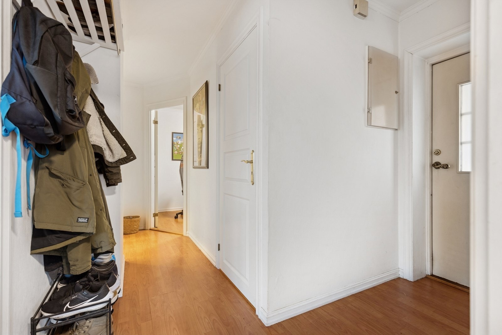 Romslig entré med god plass til oppheng av ytterklær. Galleribilde