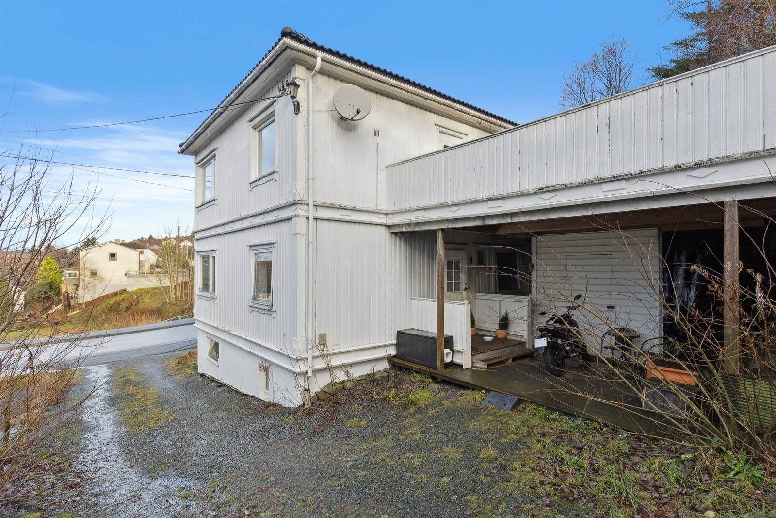 Eiendommen er oppført i 1947 og har et innvendig bruksareal på 163 m² fordelt over kjeller, 1. og 2. etasje. Galleribilde