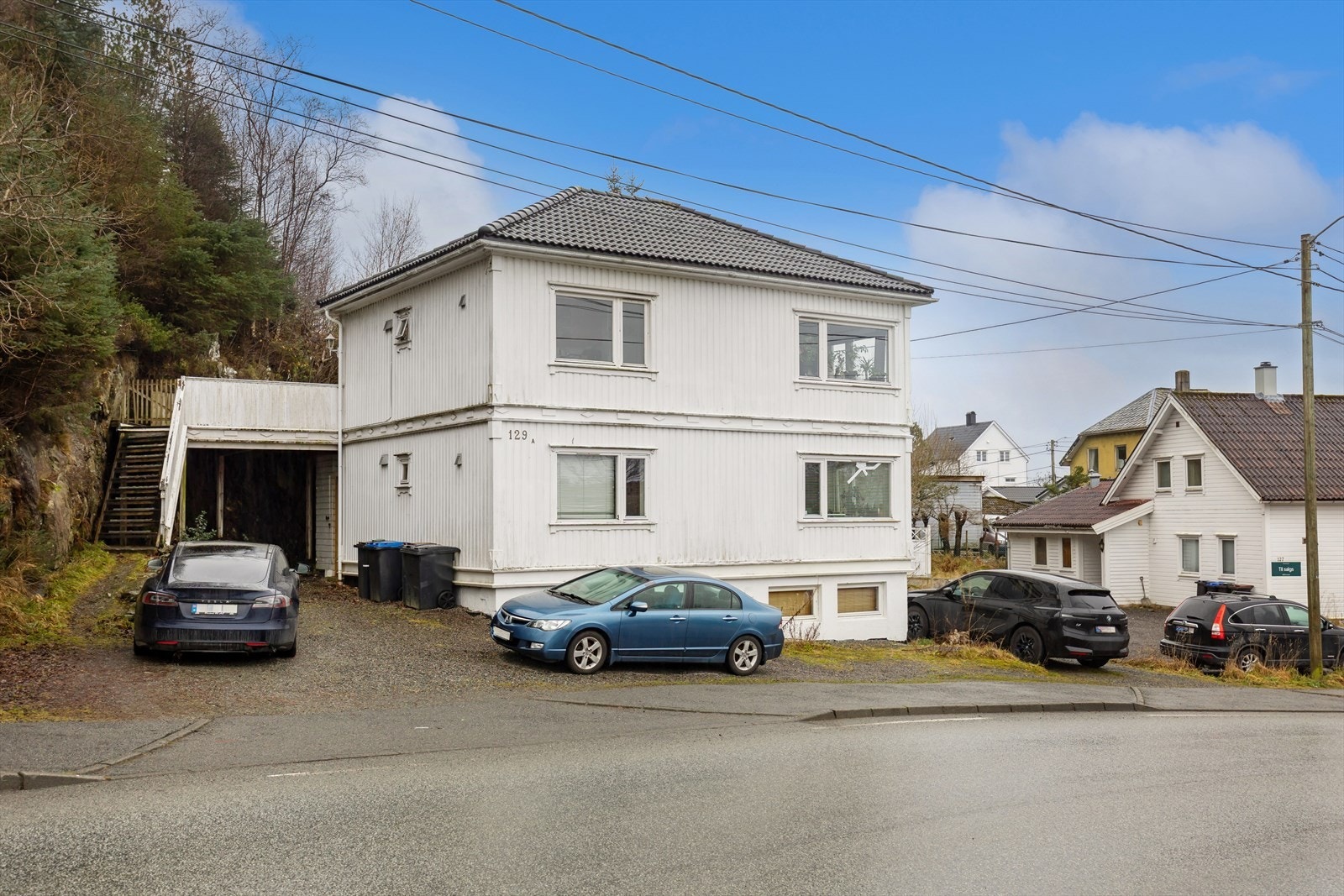 DNB Eiendom v/Tone Tjessheim Mannes presenterer Djupaskarvegen 129 - En romslig og innholdsrik kombinasjonseiendom over tre etasjer. Galleribilde