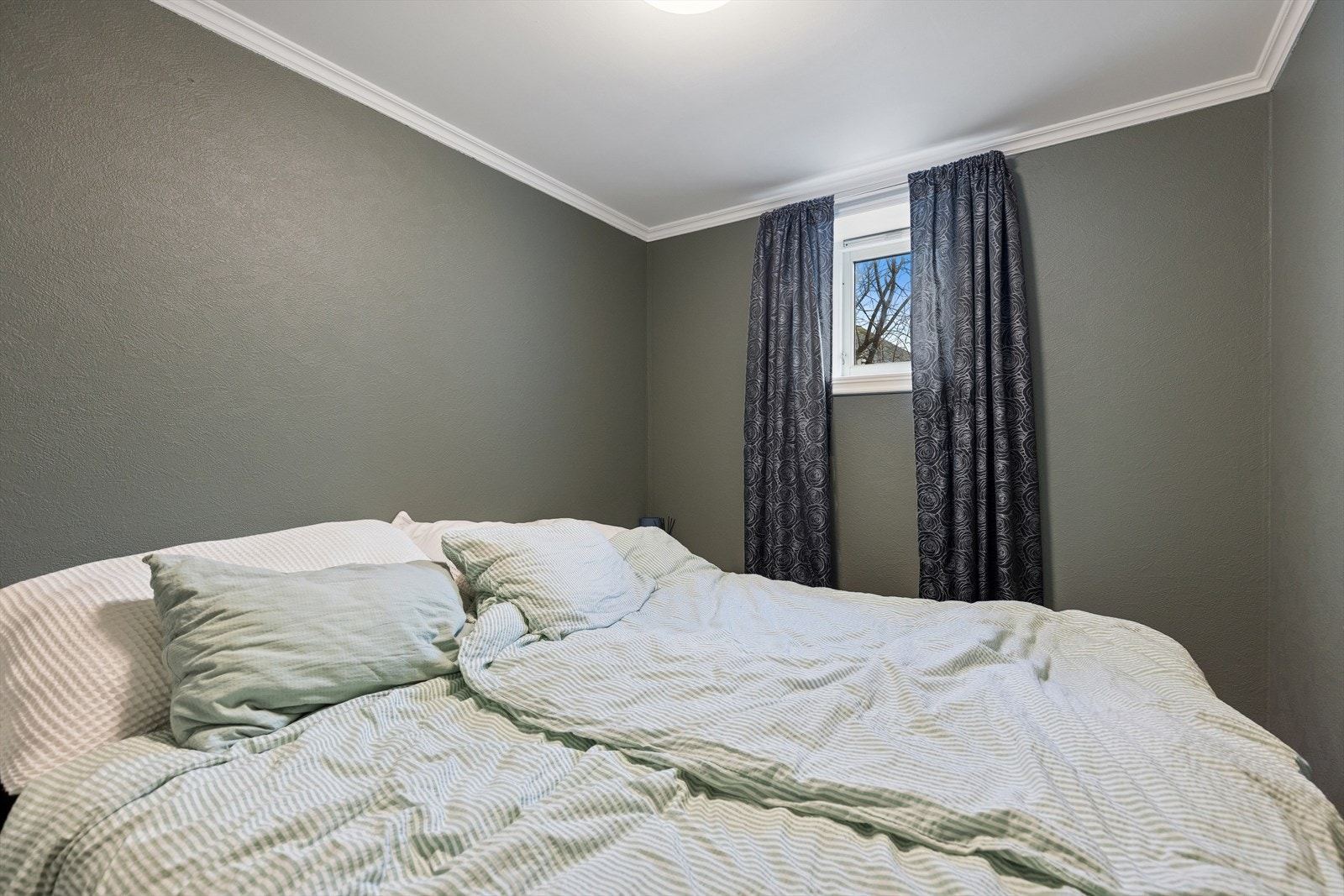 Dagslysflaten på soverom og kontor i kjelleretasjen oppfyller ikke kravet om minimum 10 % av rommets gulvareal, og anses derfor som utilstrekkelig i henhold til gjeldende forskriftskrav. Galleribilde