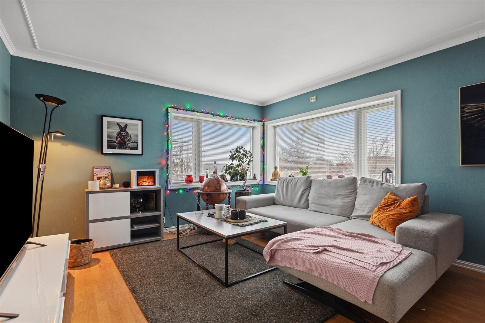 Både 1. etasje og kjelleren er i prinsippet godkjent til næringsformål i samsvar med de opprinnelige tegningene. Se pkt. "ferdigattest" i salgsoppgaven. Galleribilde