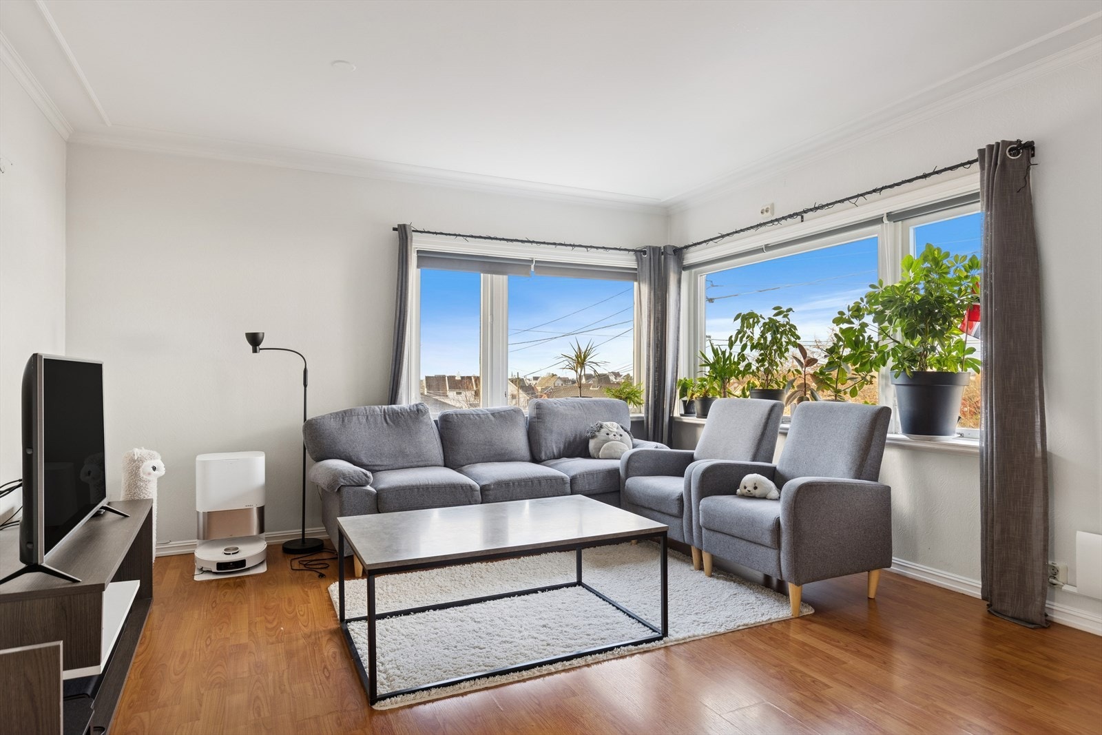 Det er store vindusflater på flere sider som slipper inn godt med naturlig lys. Galleribilde