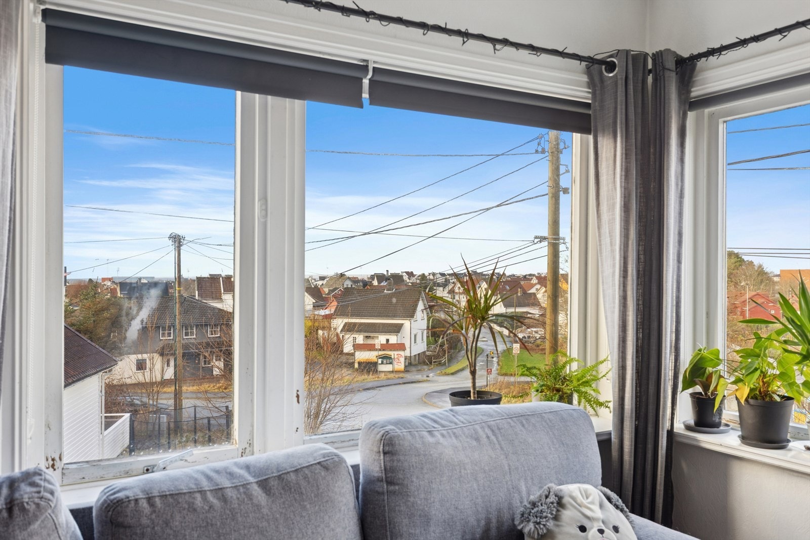 Fra stuen har du et fint utsyn over nærområdet. Galleribilde