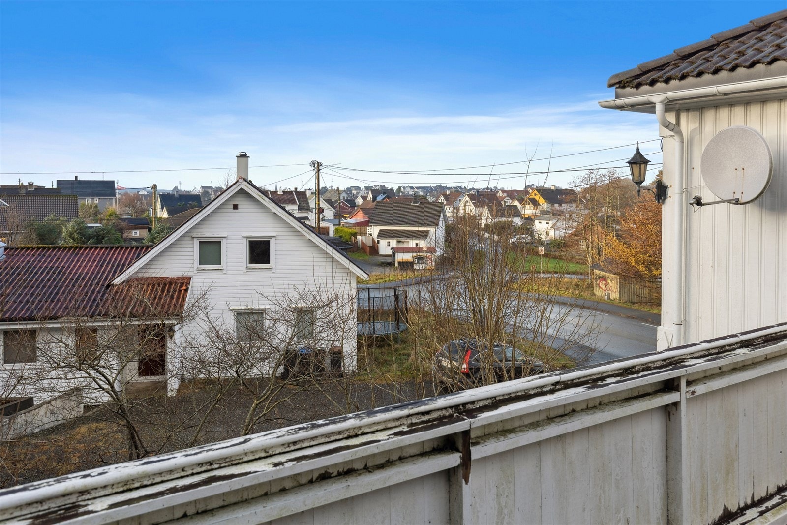Eiendommen ligger fint til i et rolig og attraktivt område på Sørhaug. Området byr på kort gangavstand til barnehage, skole, dagligvarebutikk og gode bussforbindelser. Galleribilde