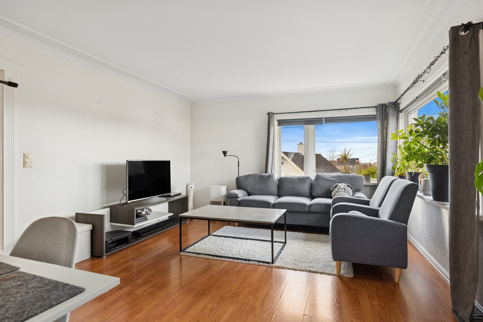 Eiendommen er byggemeldt og godkjent med bolig i 2. etasje og næring med kafé i 1. etasje. Galleribilde