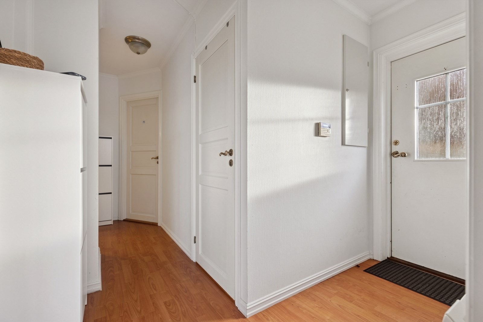 Alle etasjene er p.t. leid ut (H0101, H0201 og K0101). Boet har gitt frist til 28.02.2026 for å fraflytte leieobjektet. Galleribilde