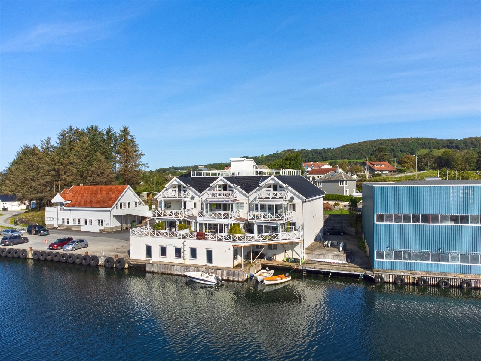 Det er tinglyst parkeringsplass og septiktank tilhørende sameiet på tomten med brygga Galleribilde