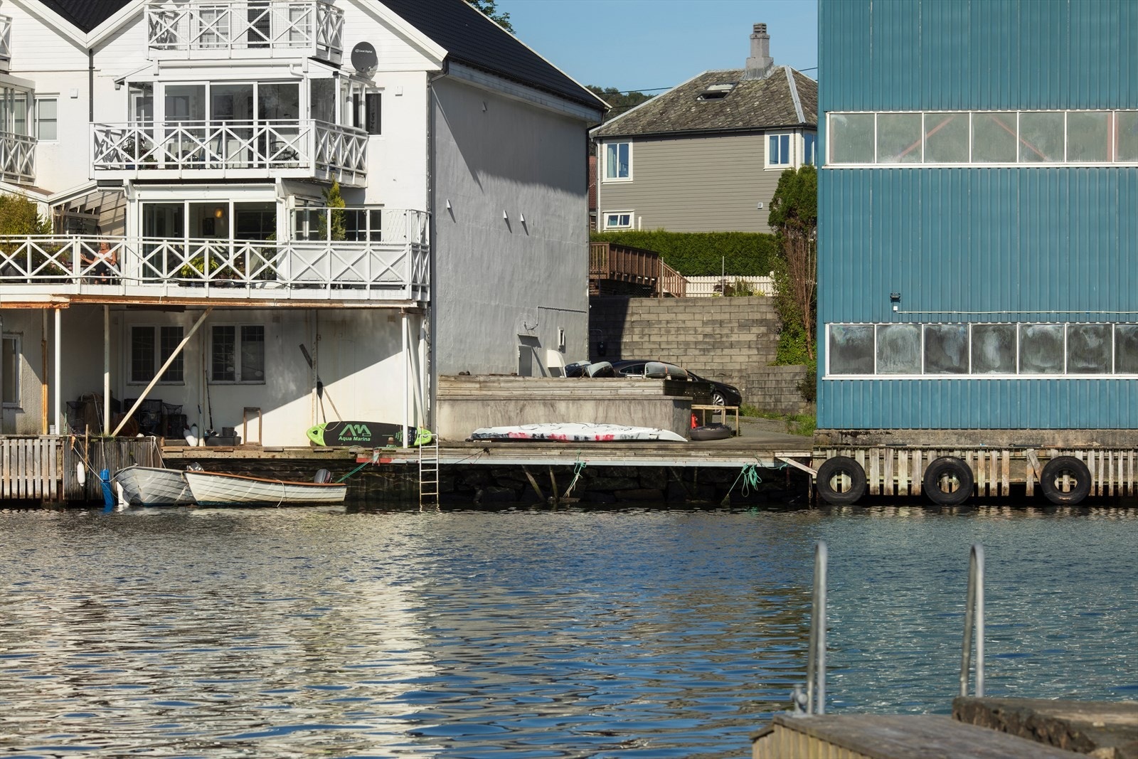 Til høyre for bygget er bryggen som medfølger Galleribilde