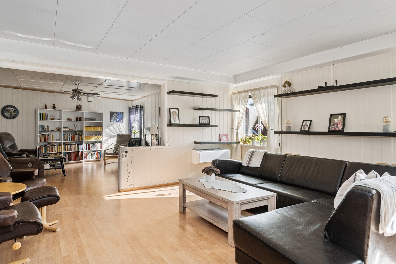 Leiligheten i 2. etg. er renovert/oppusset med blant annet nyere bad og kjøkken. Galleribilde