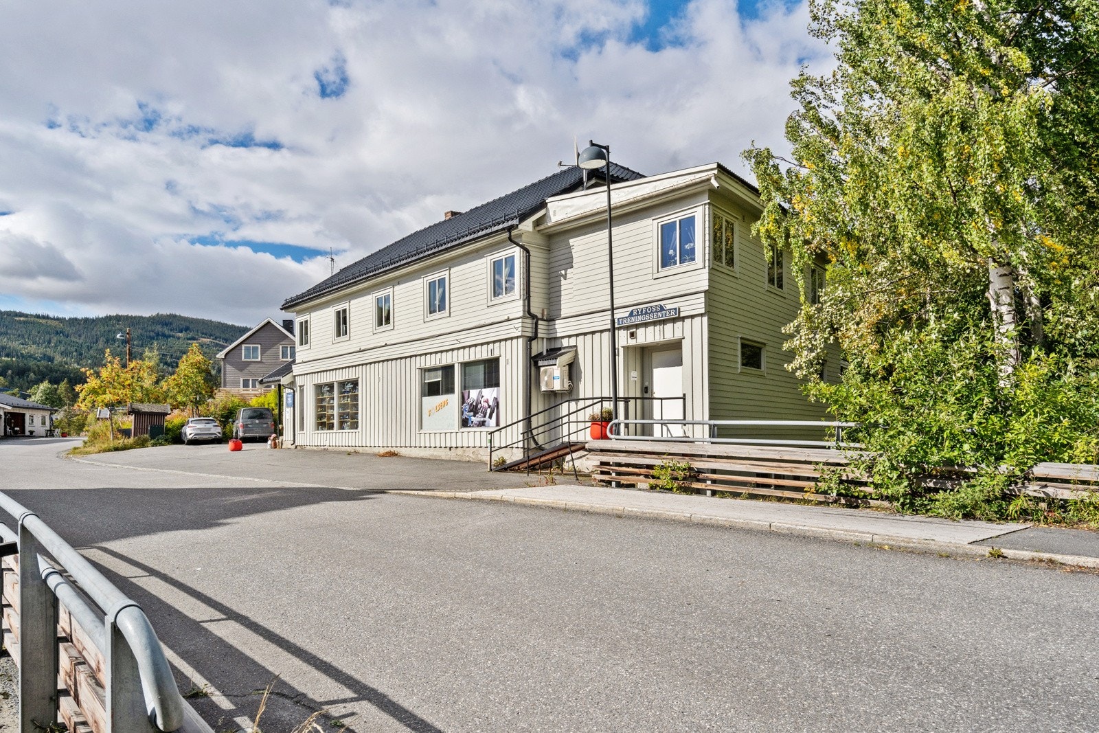 Næringsbygget er fra 1946, men dagens eier har kostet på eiendommen de siste årene med bl.a utvendig oppussing/maling samt renovert/oppgradert en del av innvendige arealer. Galleribilde