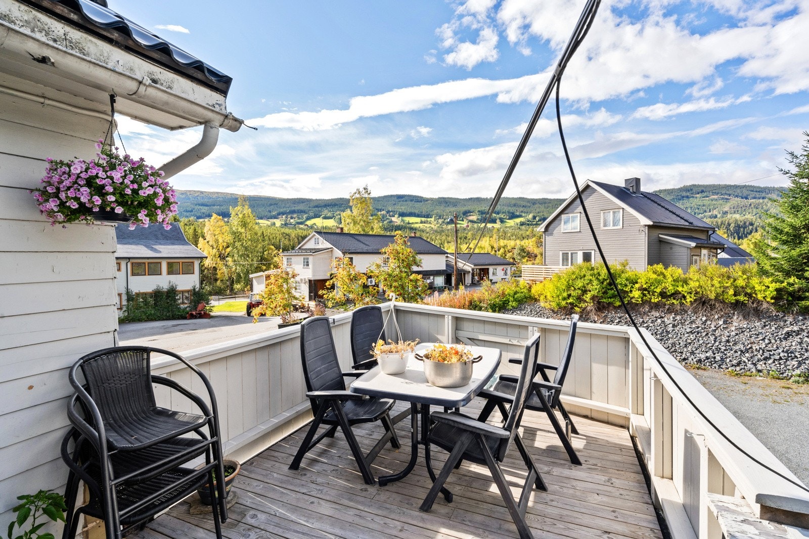 Fra trappegangen er det terrassedør til åpen solterrasse. Her kan venner eller familie samles til hyggelige stunder og gode måltider ute i det fri. Galleribilde