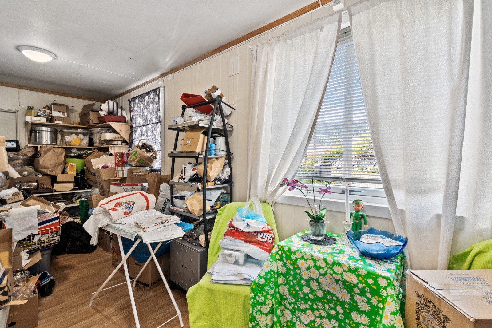 Næringslokalet/butikklokalet har godt med bodplass. Galleribilde