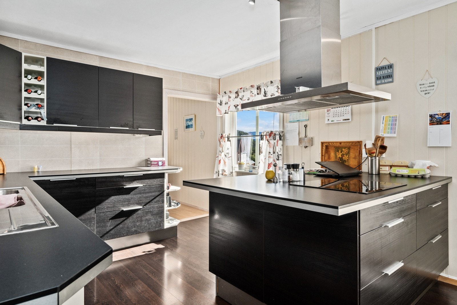 Kjøkkenet er i naturlig tilknytning til spisestua med nyere kjøkkeninnredning i god og moderne kvalitet som 'skreddersøm'. Galleribilde