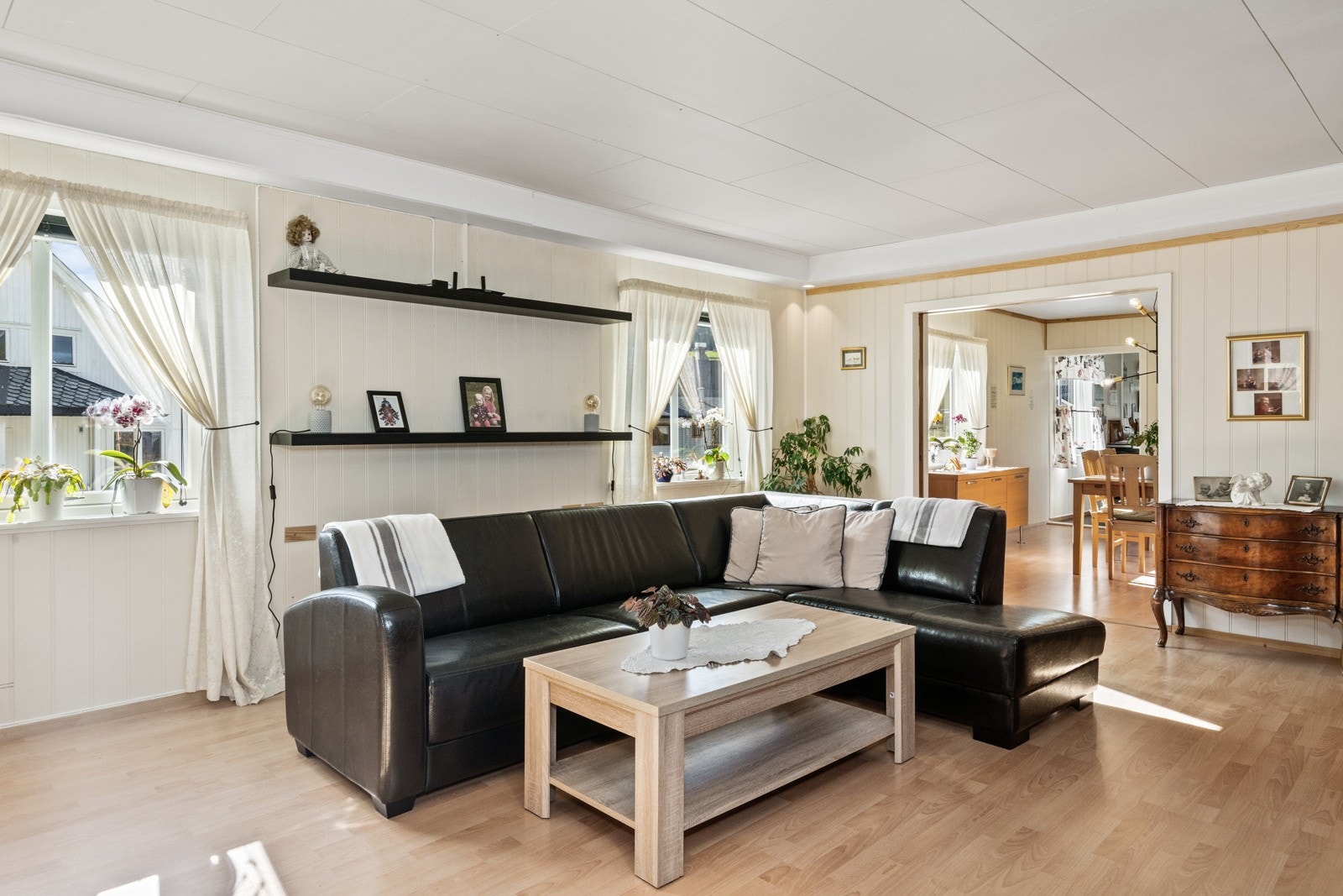 Leiligheten blir oppvarmet med ny varmepumpe som står i stuedelen. Galleribilde