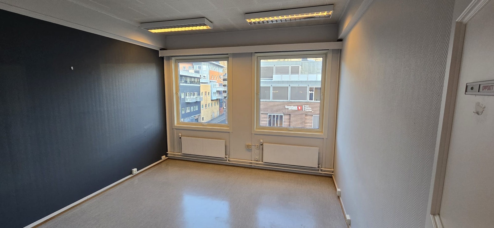 Kontor lokale 220m2 med 6 stk. kontorer med ett stort åpent rom i midten og eget kjøkken/spiserom
Lokalet ligger i Hauges gate 1 Galleribilde