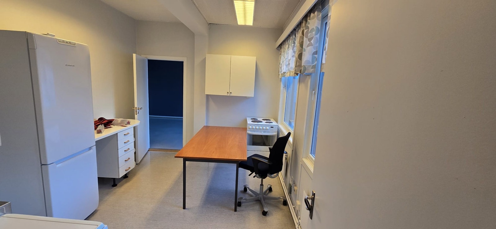 Kontor lokale 220m2 med 6 stk. kontorer med ett stort åpent rom i midten og eget kjøkken/spiserom
Lokalet ligger i Hauges gate 1 Galleribilde