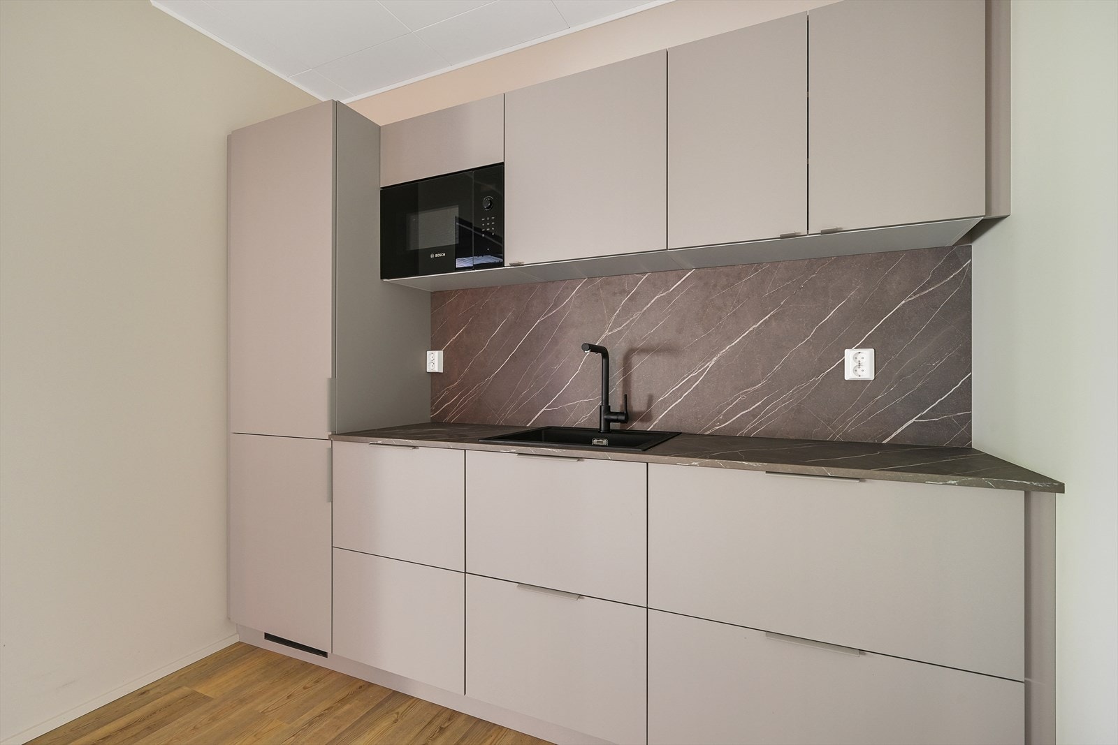 3. etg. Ledig lokale kjøkken med integrerte hvitevarer Galleribilde