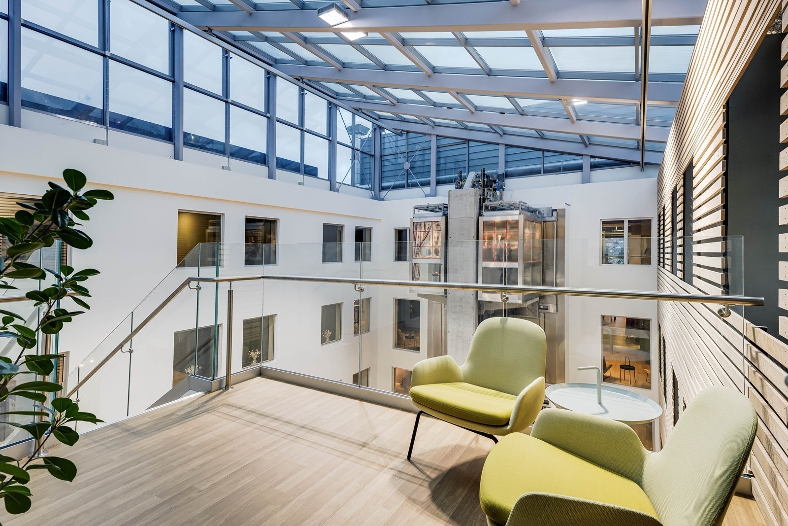 Sosial sone i atrium i 7. etg. Ledig areal i etasjen ca. BTA 1327 m².