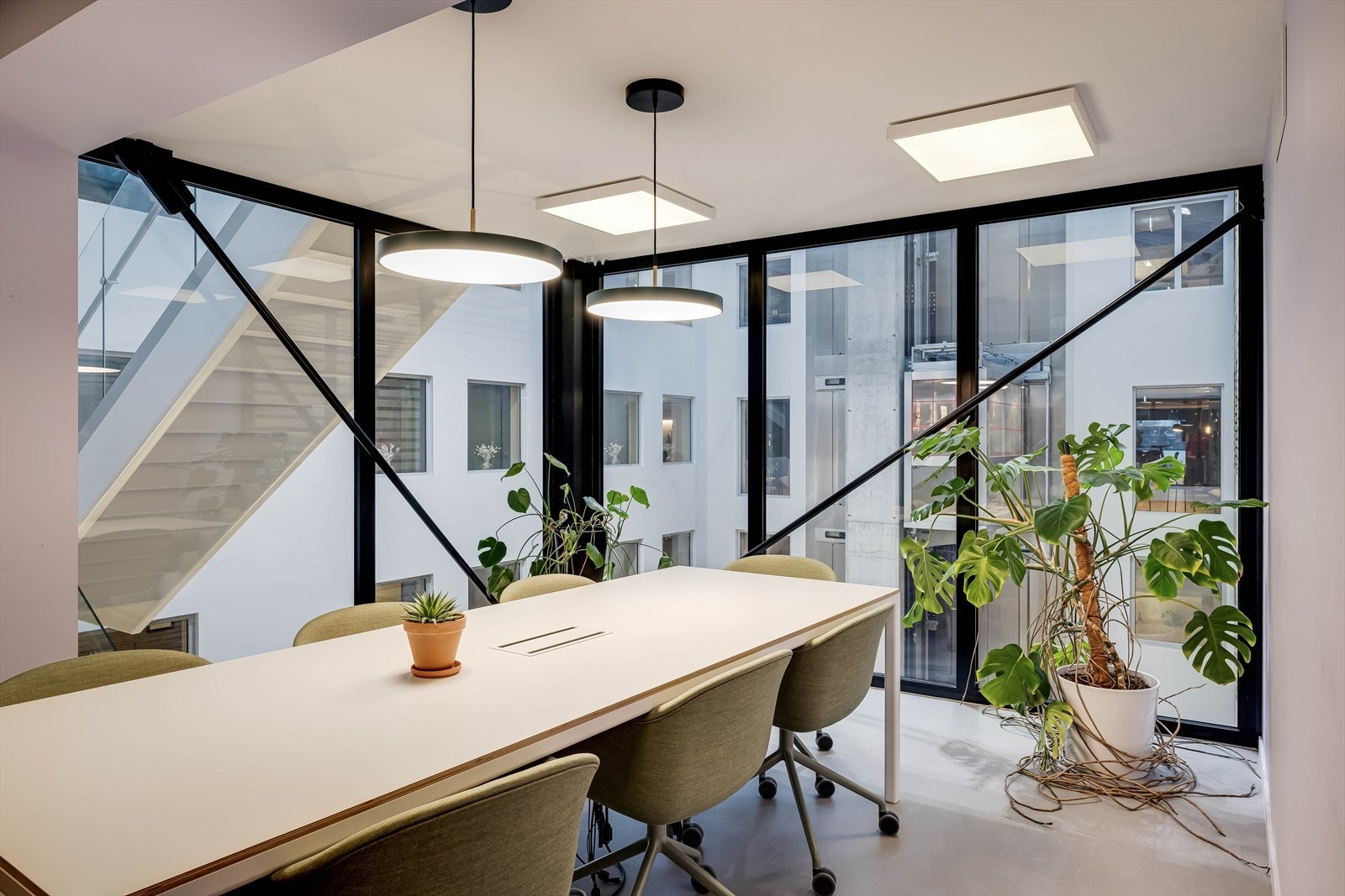 Utkraget møterom i 6. etg. Ledig areal ca. BTA  1334 m².