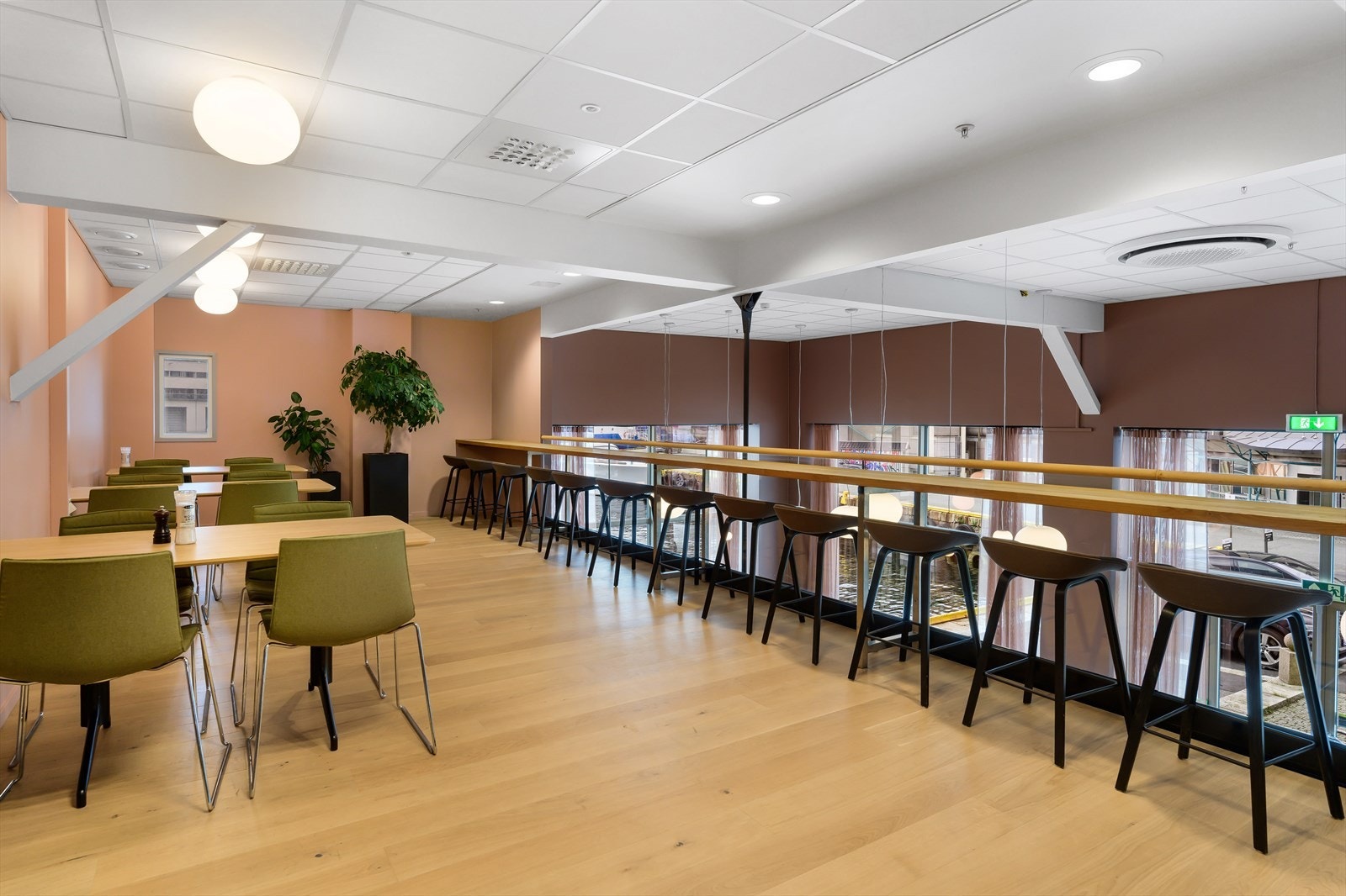 Innbydende spiseplass sjøkanten. Kan benyttes til arrangementer.