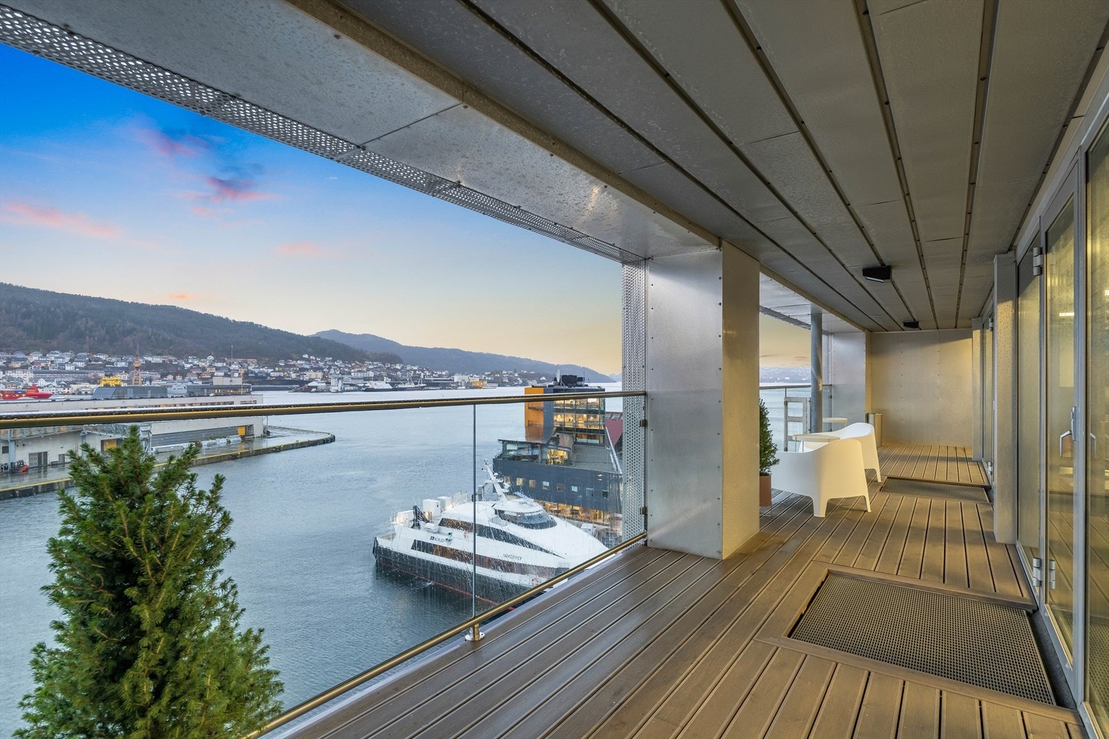 Balkong i 7. etg. Ledig areal ca. BTA 1327 m².