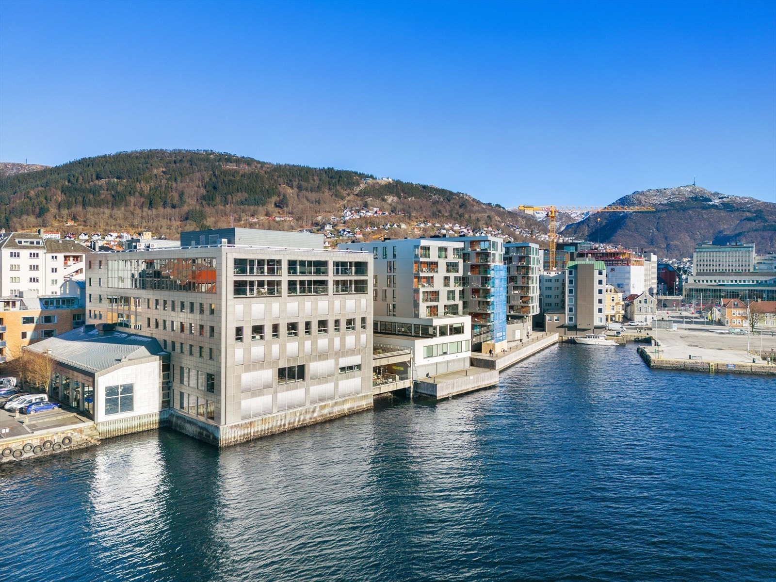 Fantastisk plassering helt i vannkanten og en kort spasertur fra Torgallmenningen.