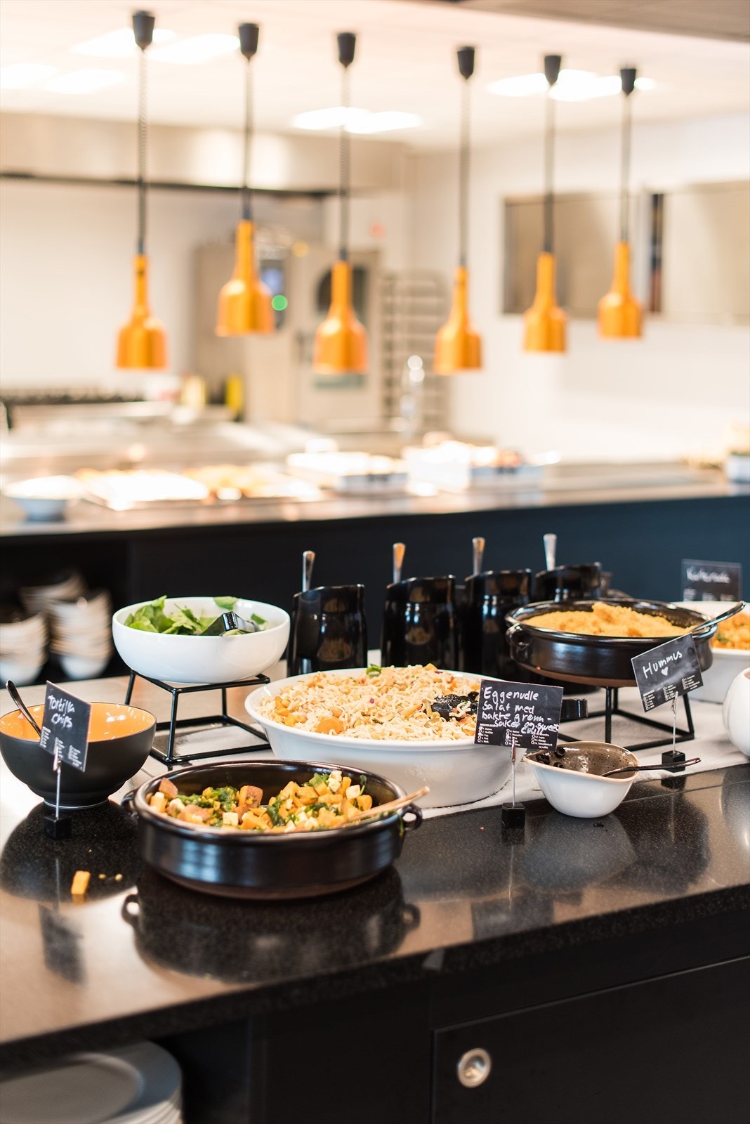 Felles kantine i bygget. Server varmmat, salatbuffet og brødmat hver dag.