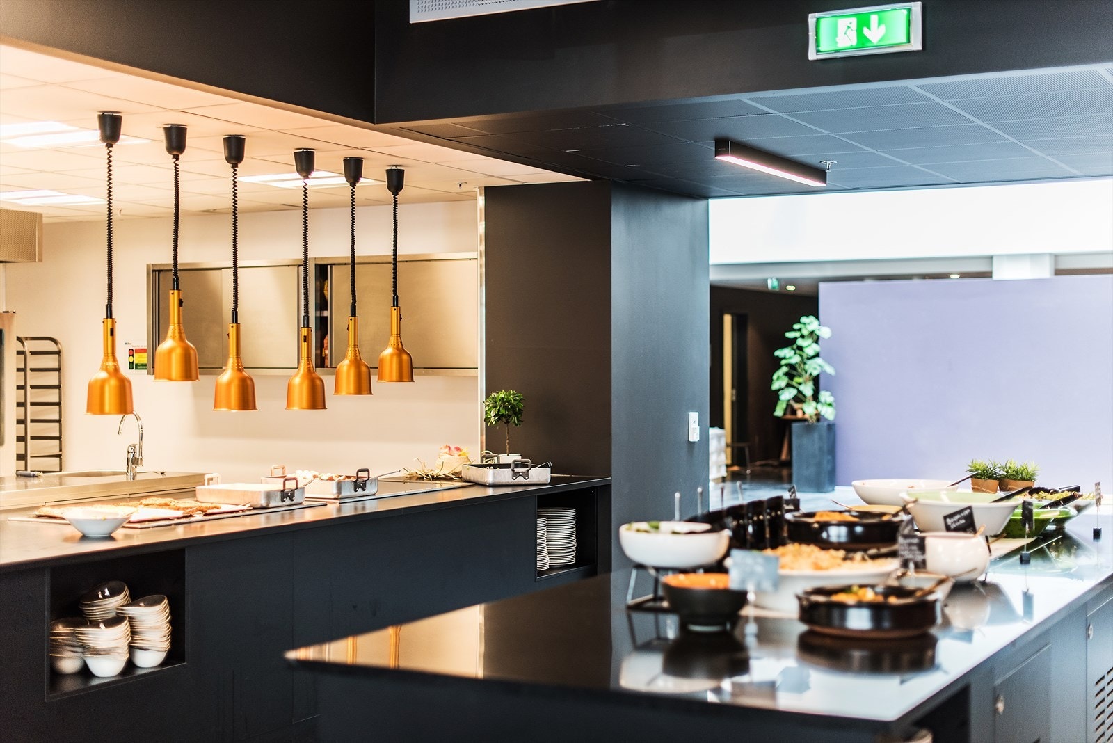 Felles kantine i bygget. Server varmmat, salatbuffet og brødmat hver dag.