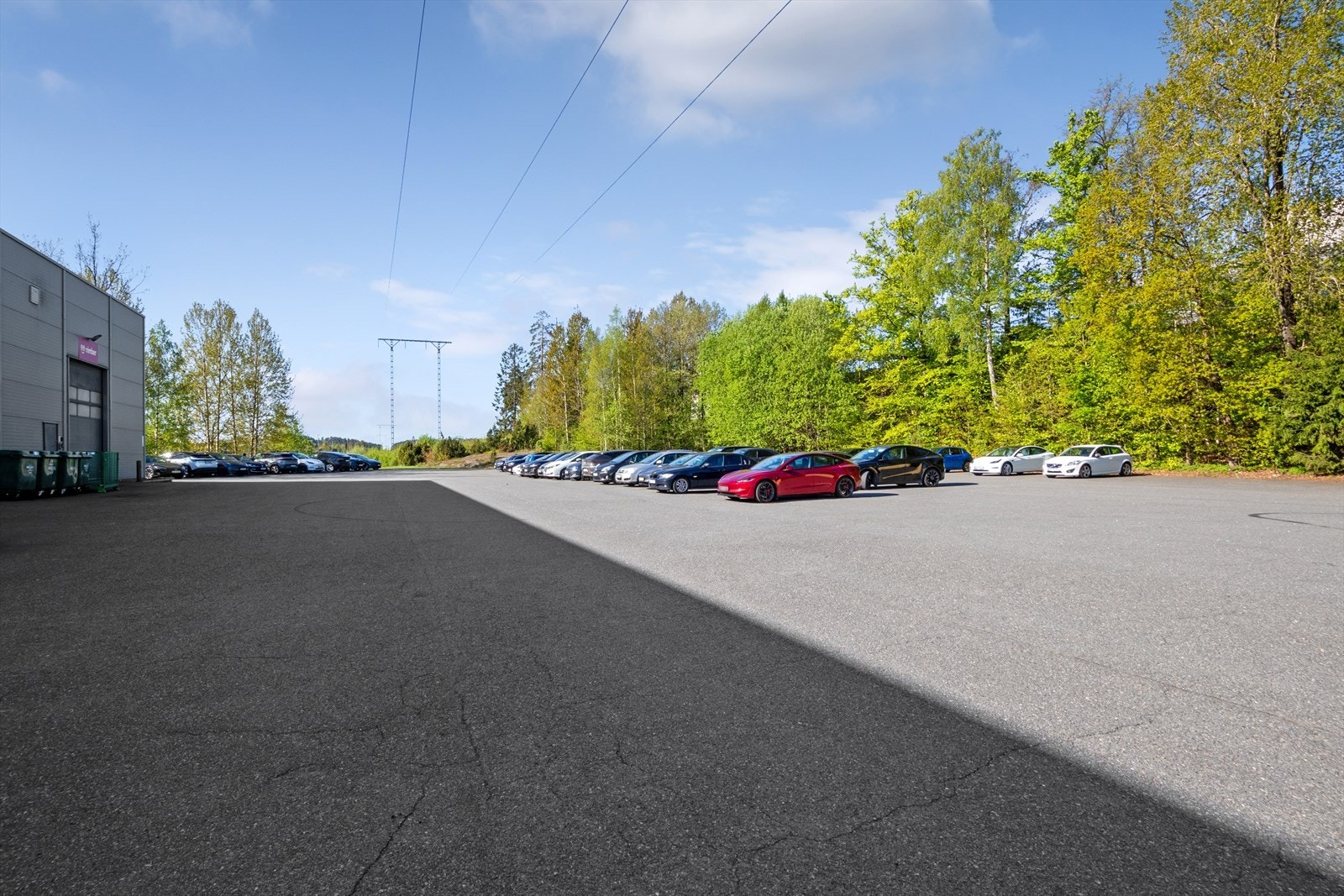 Stor asfaltert parkeringsplas Galleribilde