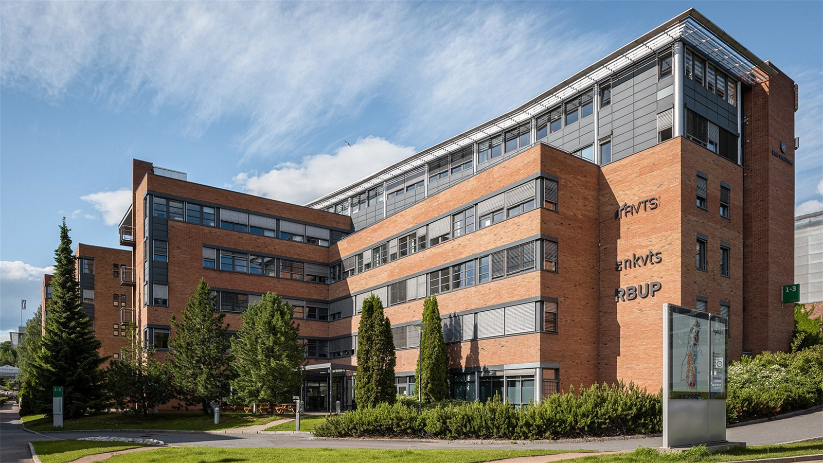 Eiendomen ligger sentralt-, og flott eksponert i Nydalen. Tett på Nydalen T-bane stasjon. Galleribilde