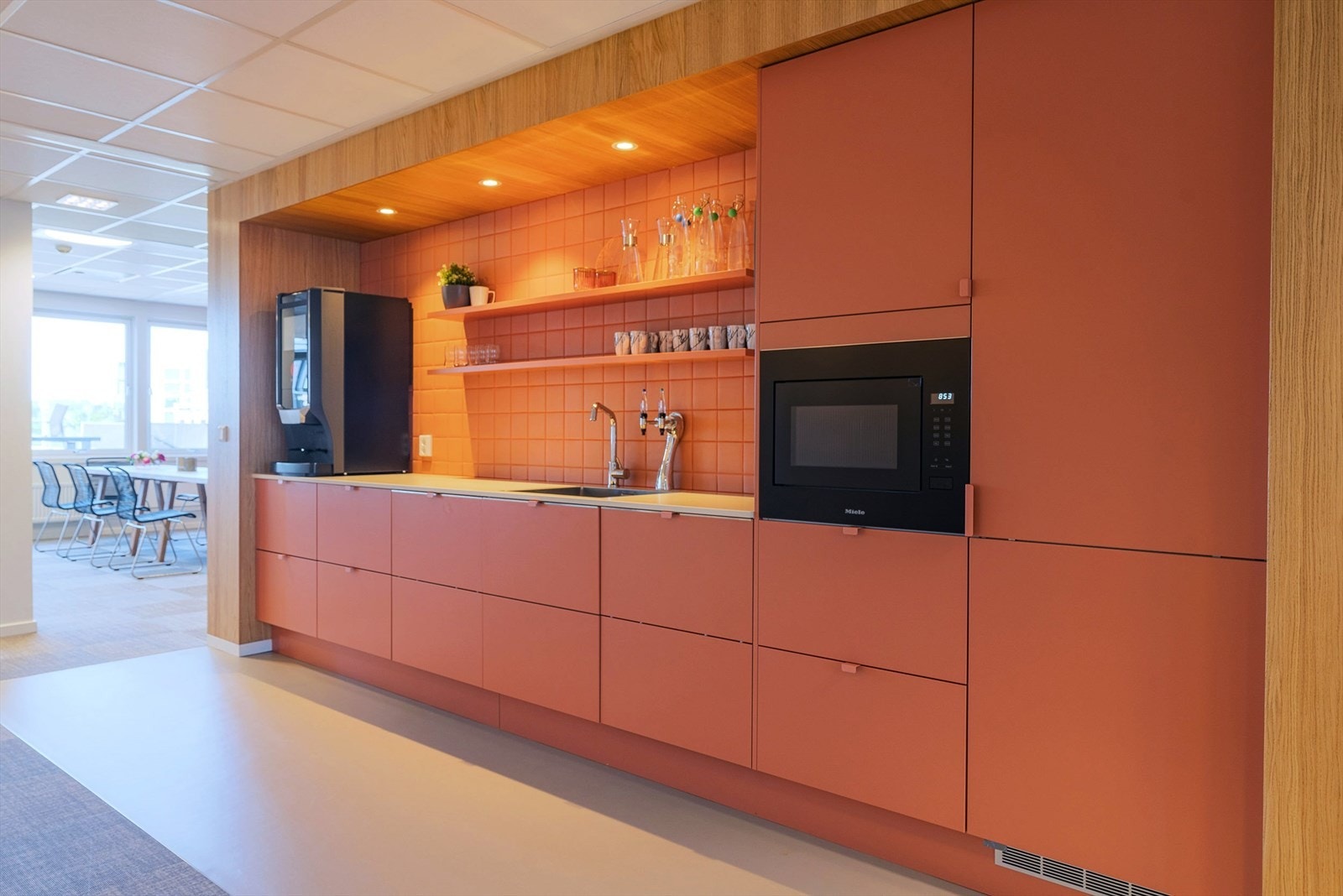 Bilder i annonsen viser eksempler til innredning fra annen leietaker i bygget. Galleribilde