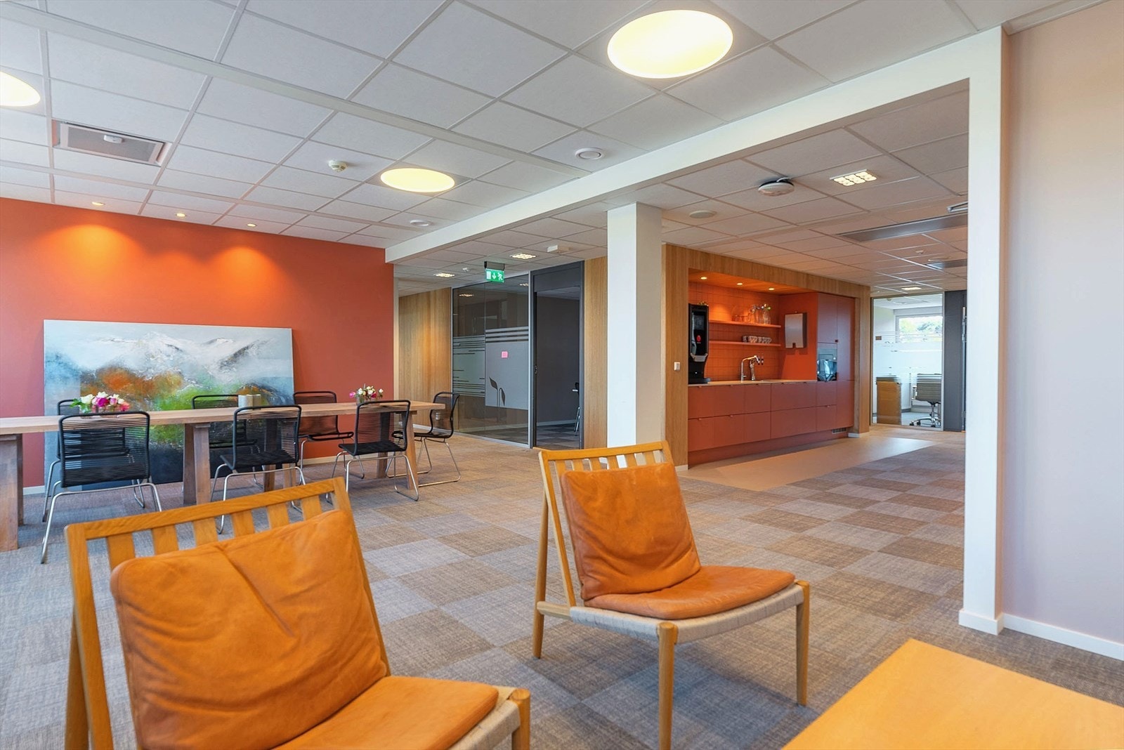 Lyse, luftige og fleksible kontorlokaler. Bilder i annonsen viser eksempler til innredning fra annen leietaker i bygget. Galleribilde