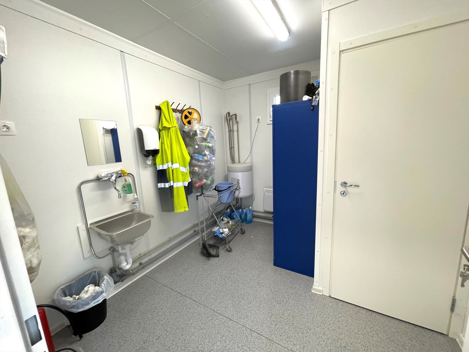 Garderobe med toaletter. Galleribilde