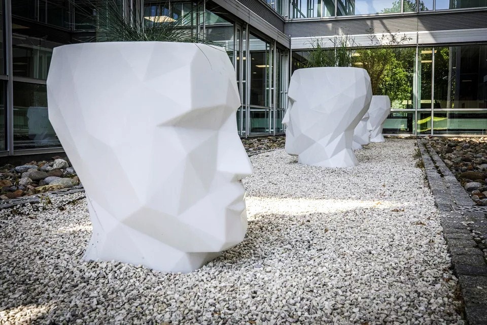 Uteområdene er opparbeidet med flott kust og beplantning. Galleribilde