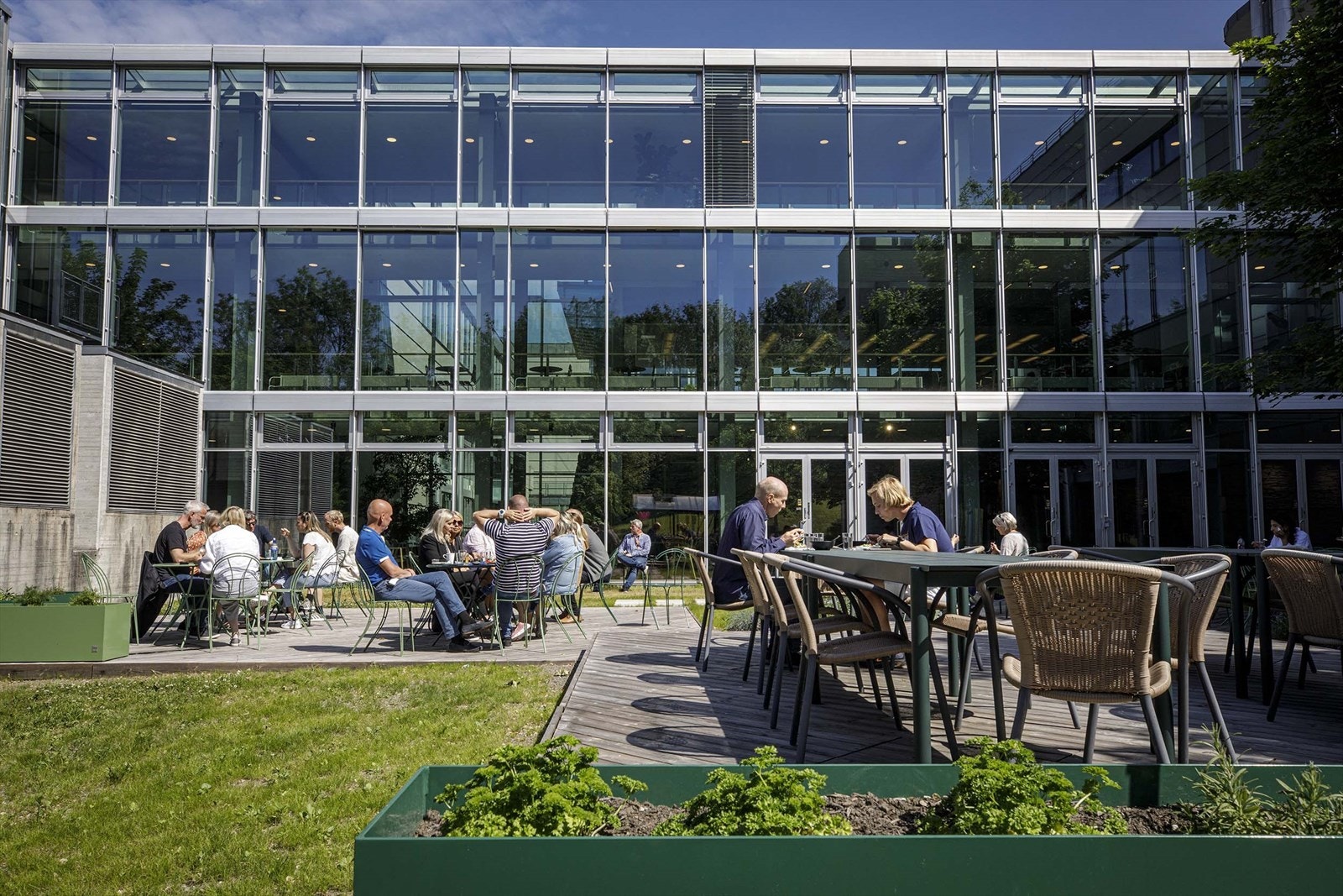 Fra restauranten er det utgang til hagen og byggets terrasse, opparbeidet med flotte utemøbler og eget drivhus.
Et hyggelig sted spesielt under sommerhalvåret. Galleribilde